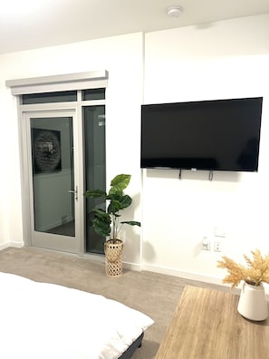 Room - Spacious Modern Penthouse- 10min to Beverly Center (Topanga)