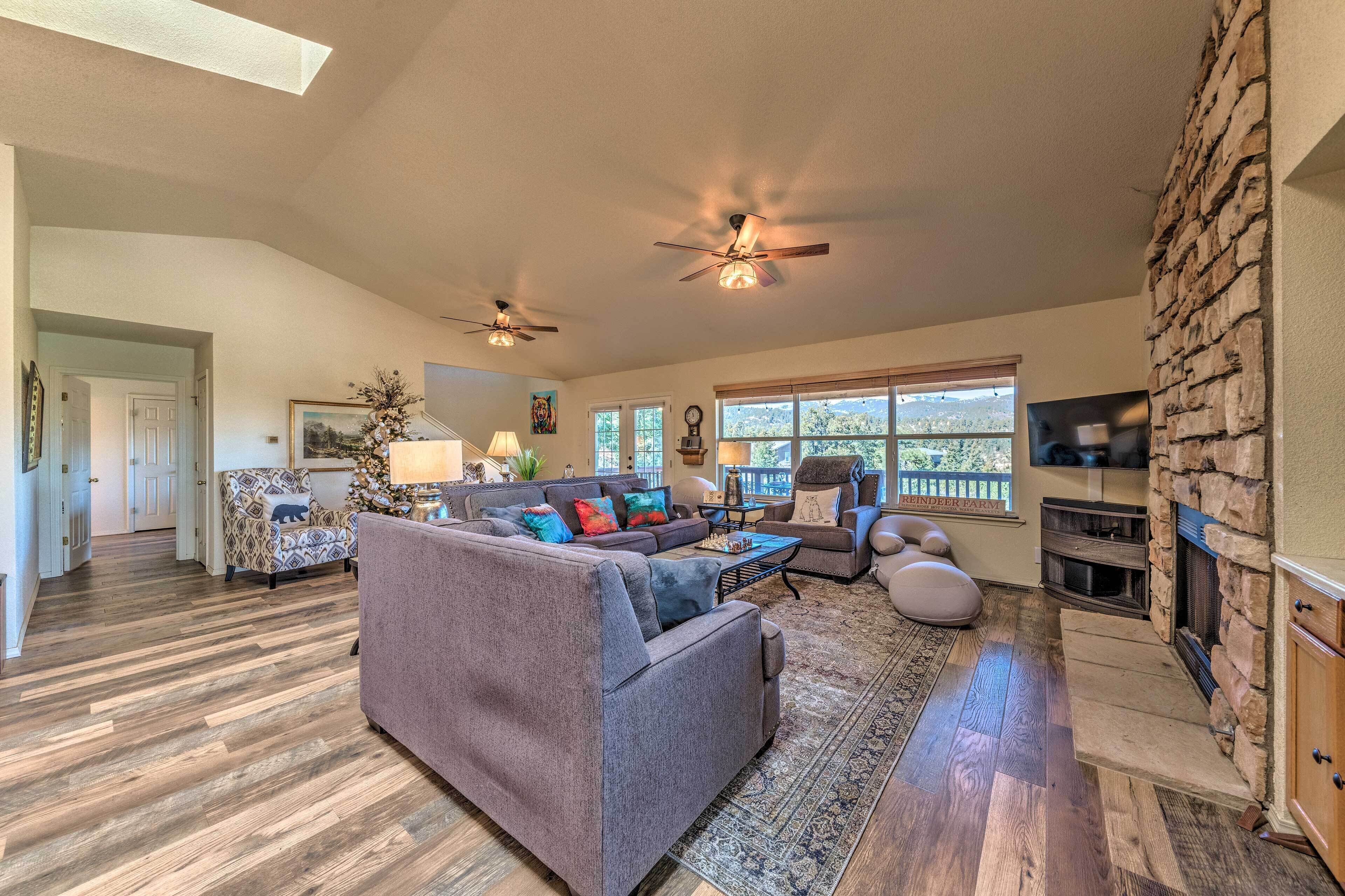 ‘Winnie’s Cabin’ w/ Wraparound Deck + Mtn Views