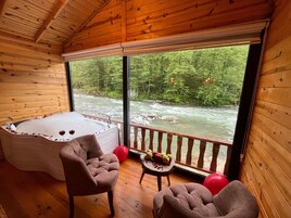 Ropa de cama de alta calidad, cubrecamas y minibar 