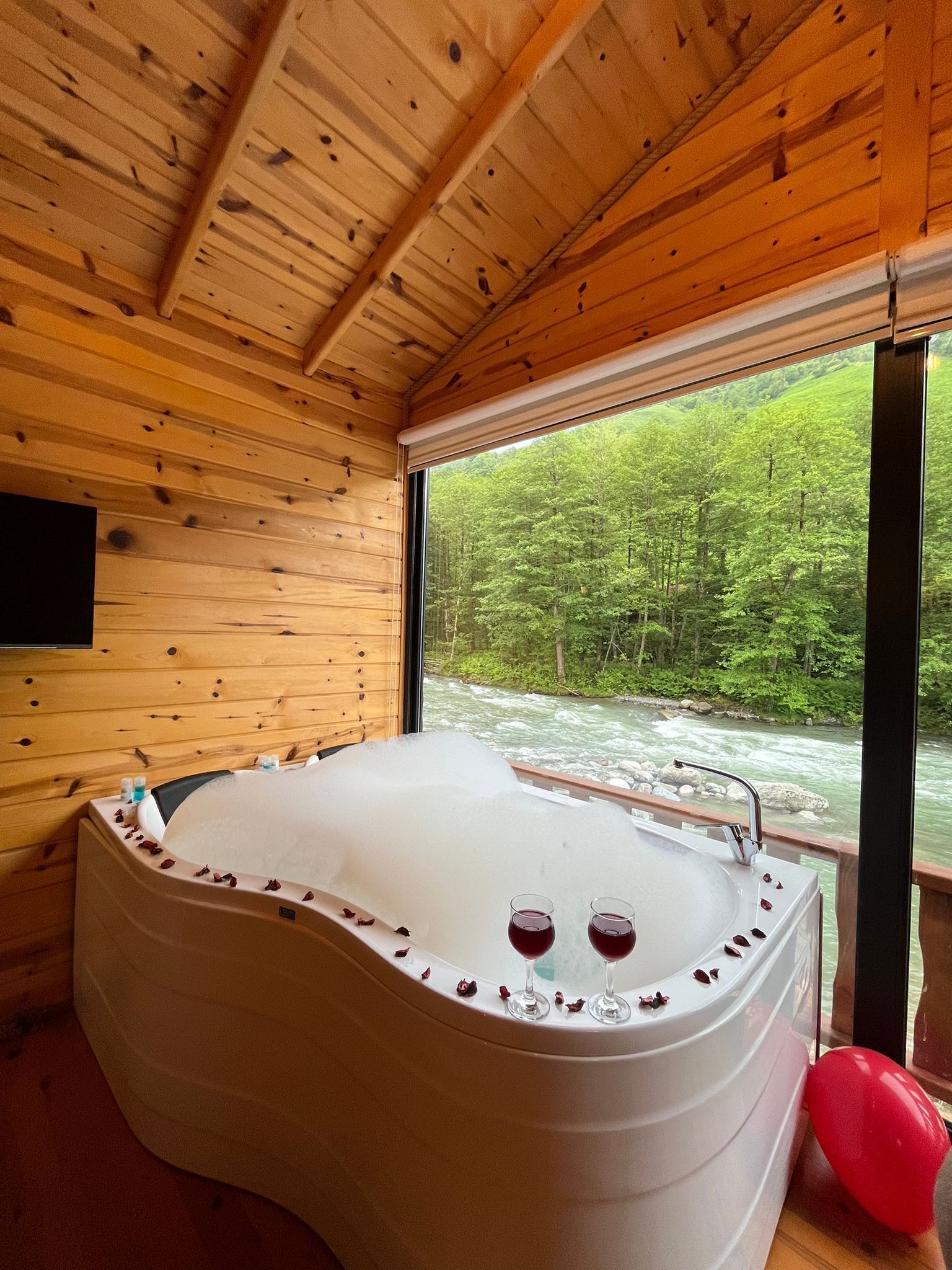 Bungalow romántico, 1 habitación, para fumadores, vista al río | Ropa de cama de alta calidad, edredón y minibar 