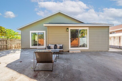 Spacious Full Home with FREE Netflix/Wi-Fi/Parking