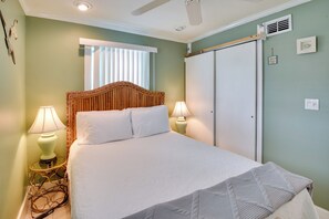 2 bedrooms, desk, laptop workspace, iron/ironing board - Cozy Ormond Beach Bungalow: Steps to the Sand (Ormond Beach)