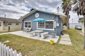 Outdoor dining - Cozy Ormond Beach Bungalow: Steps to the Sand (Ormond Beach)