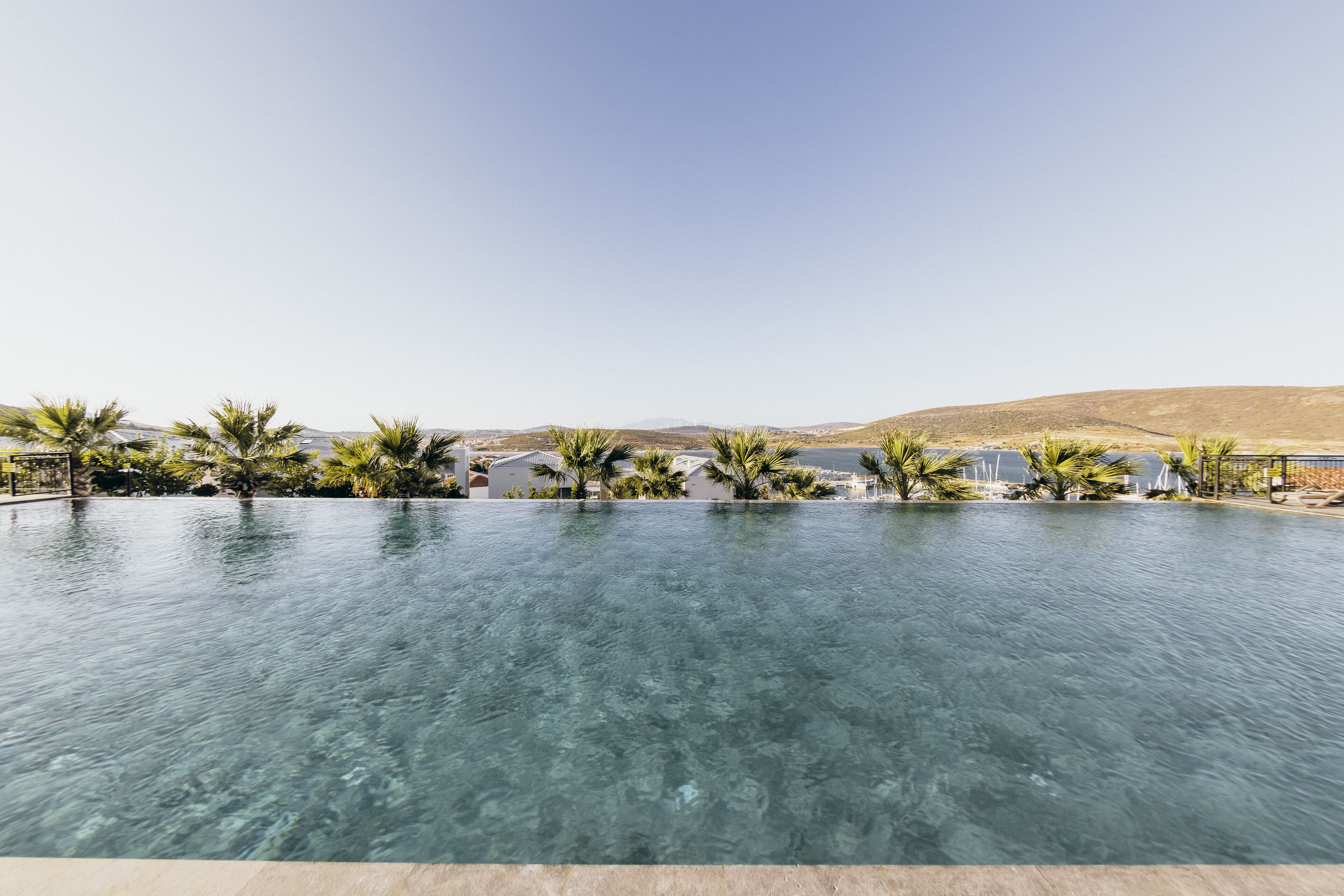 2 outdoor pools, pool loungers