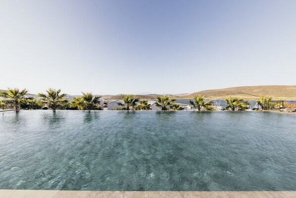 2 座室外游泳池,提供日光浴躺椅