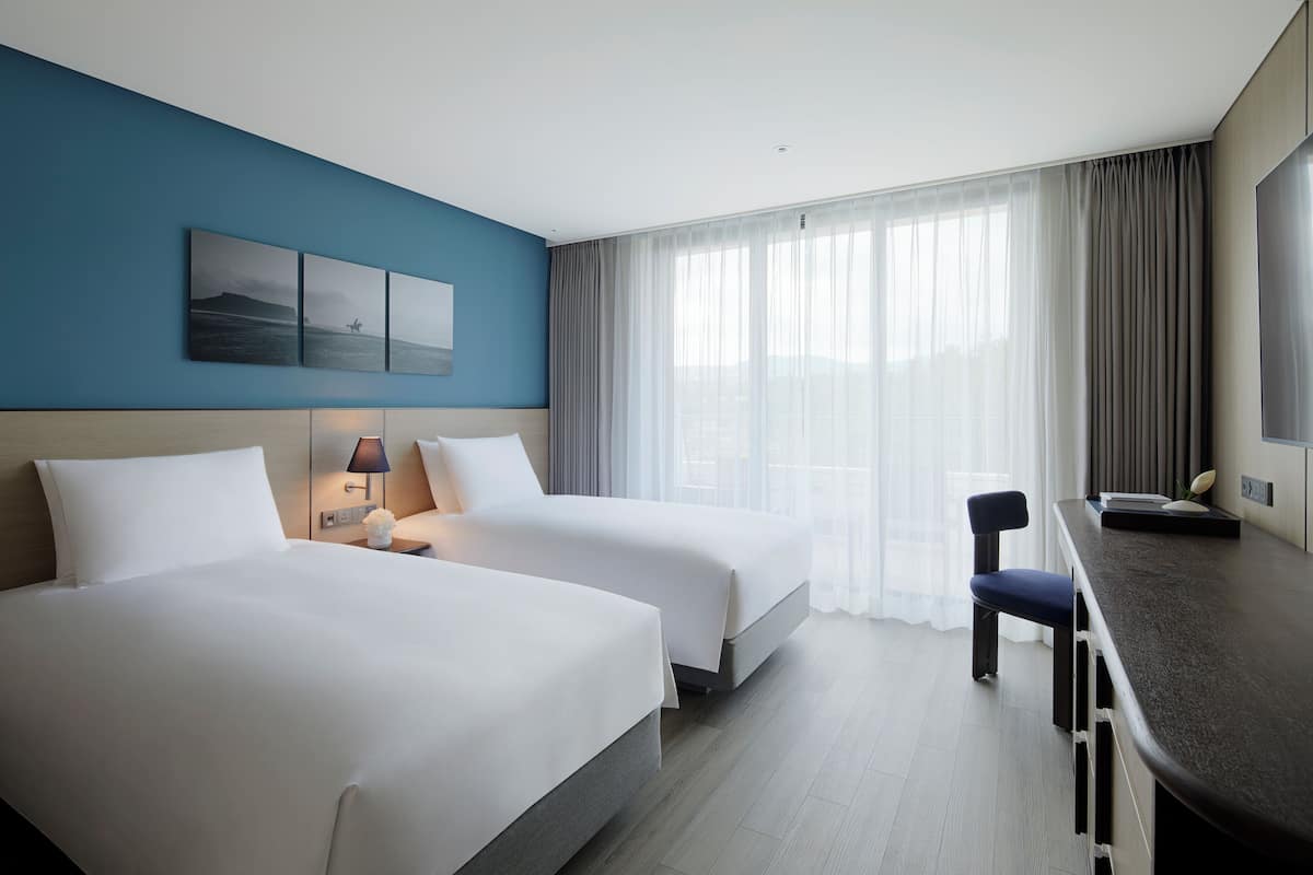 2 bedrooms, premium bedding, free minibar, in-room safe