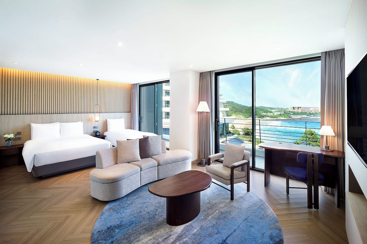 2 bedrooms, premium bedding, free minibar, in-room safe