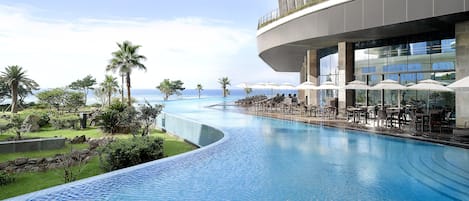 Una piscina techada, una piscina al aire libre