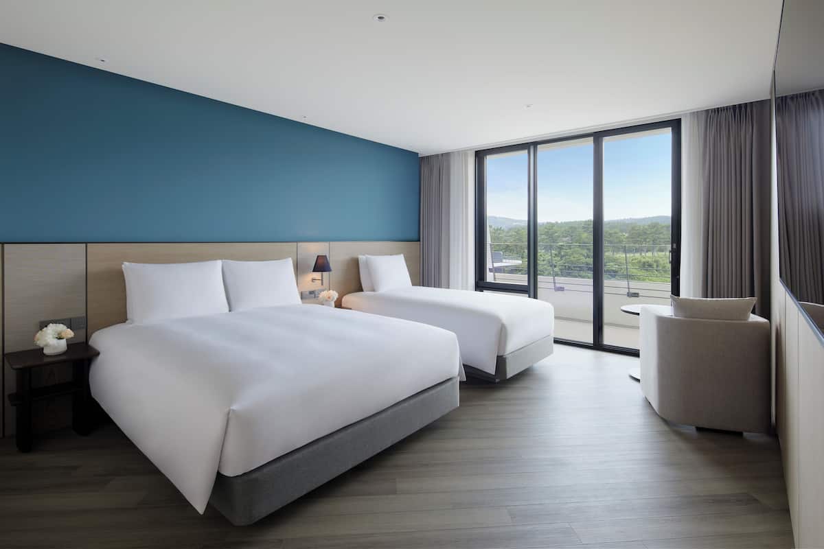 2 bedrooms, premium bedding, free minibar, in-room safe