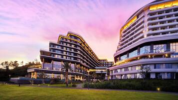 2 bedrooms, premium bedding, free minibar, in-room safe