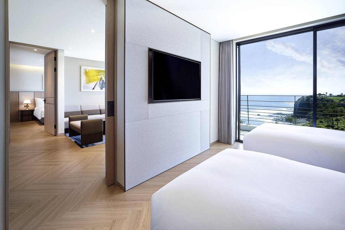Club Prestige Suite Ocean View (Club access for 4) | 高級寢具、免費迷你吧、客房內保險箱、書桌