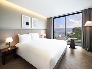 Club Prestige Suite Ocean View (Club access for 4) | Sengetøy av topp kvalitet, minibar (inkludert) og safe på rommet