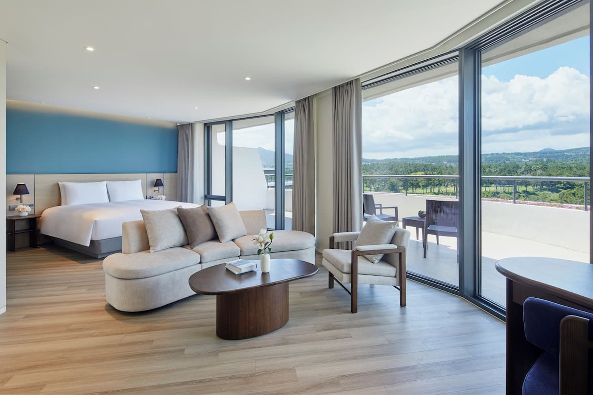 2 bedrooms, premium bedding, free minibar, in-room safe