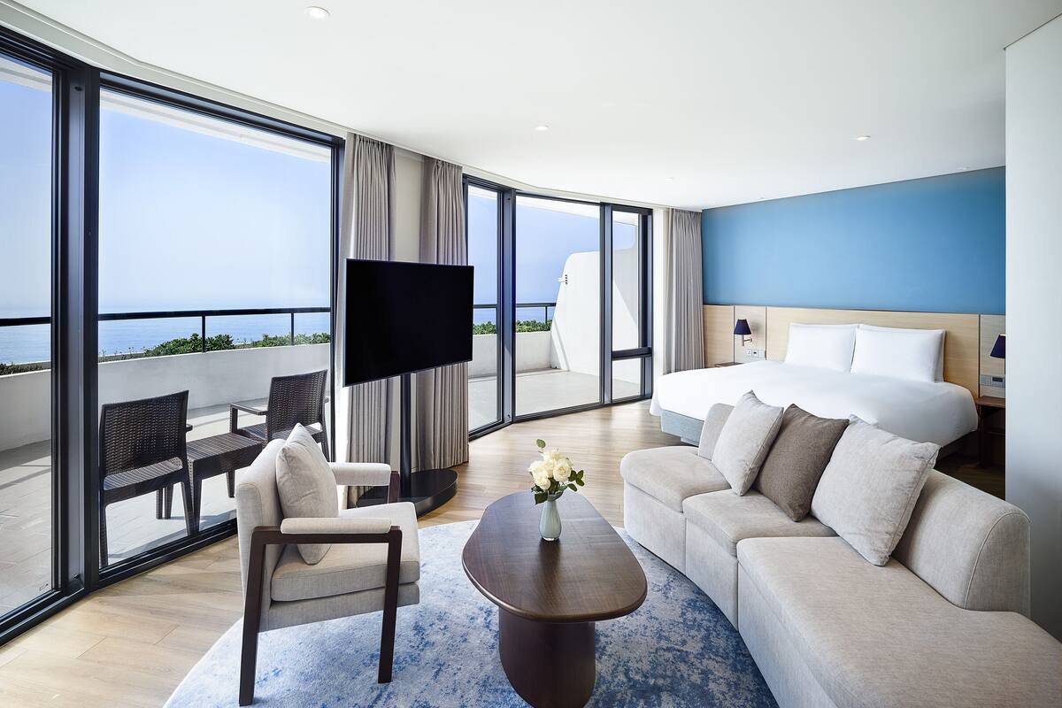 Junior Suite King Ocean View | 高級寢具、免費迷你吧、客房內保險箱、書桌