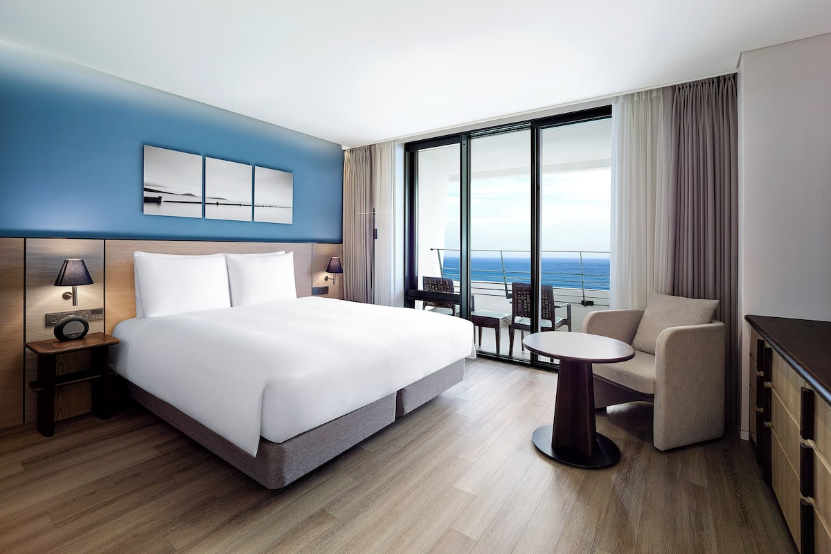 2 bedrooms, premium bedding, free minibar, in-room safe