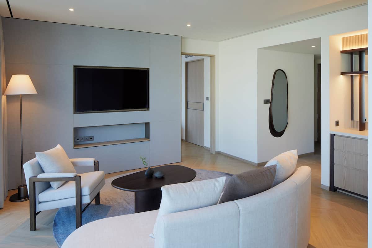 2 bedrooms, premium bedding, free minibar, in-room safe