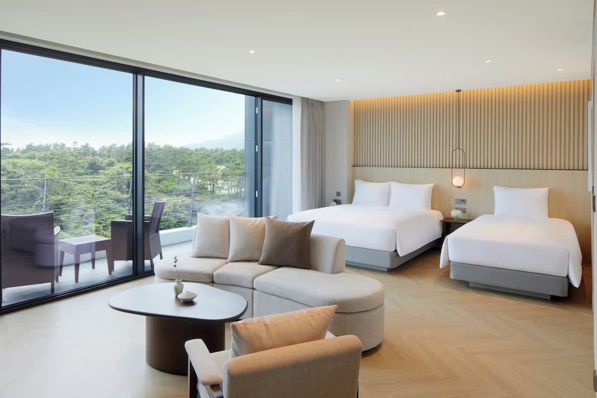 2 bedrooms, premium bedding, free minibar, in-room safe