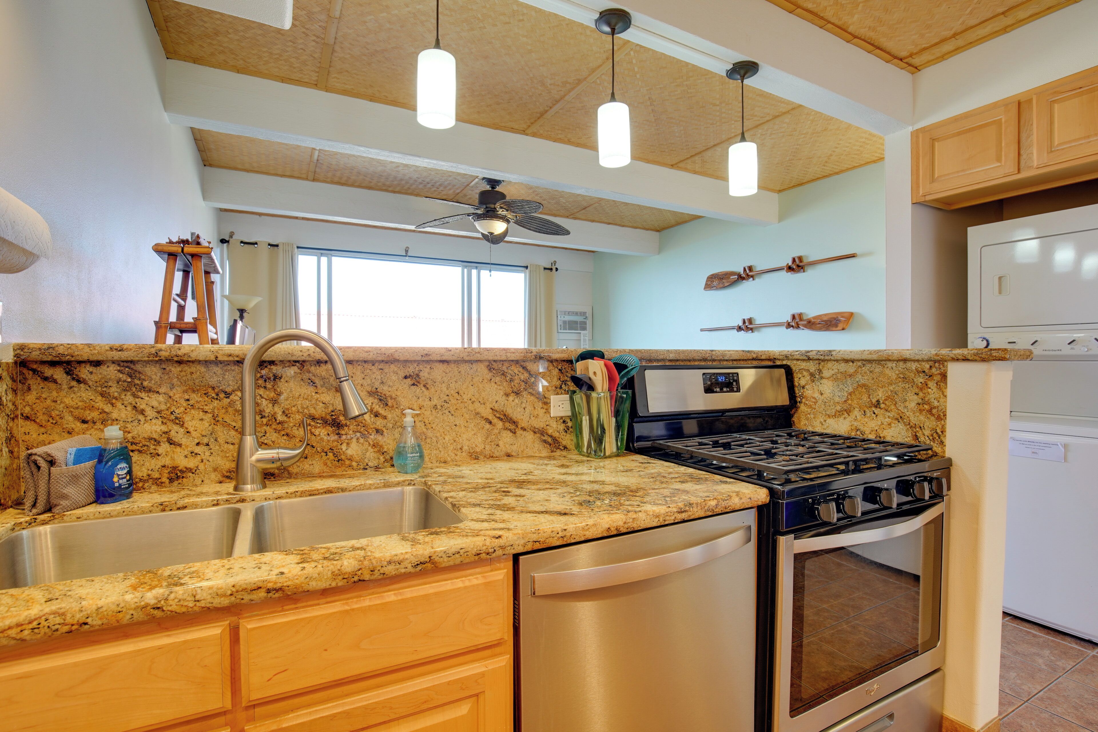 Fridge, microwave, stovetop, dishwasher