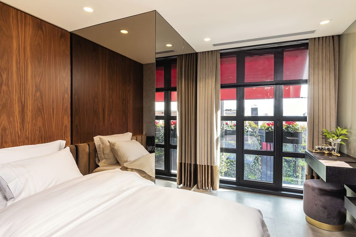 Habitación doble estándar | Ropa de cama hipoalergénica, edredón, camas Select Comfort y minibar