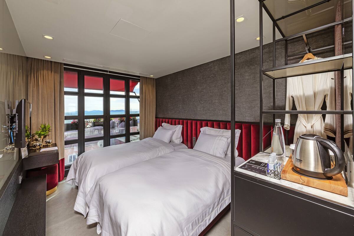 Sea View Deluxe Double | Hypo-allergenic bedding available, down comforters, Select Comfort beds