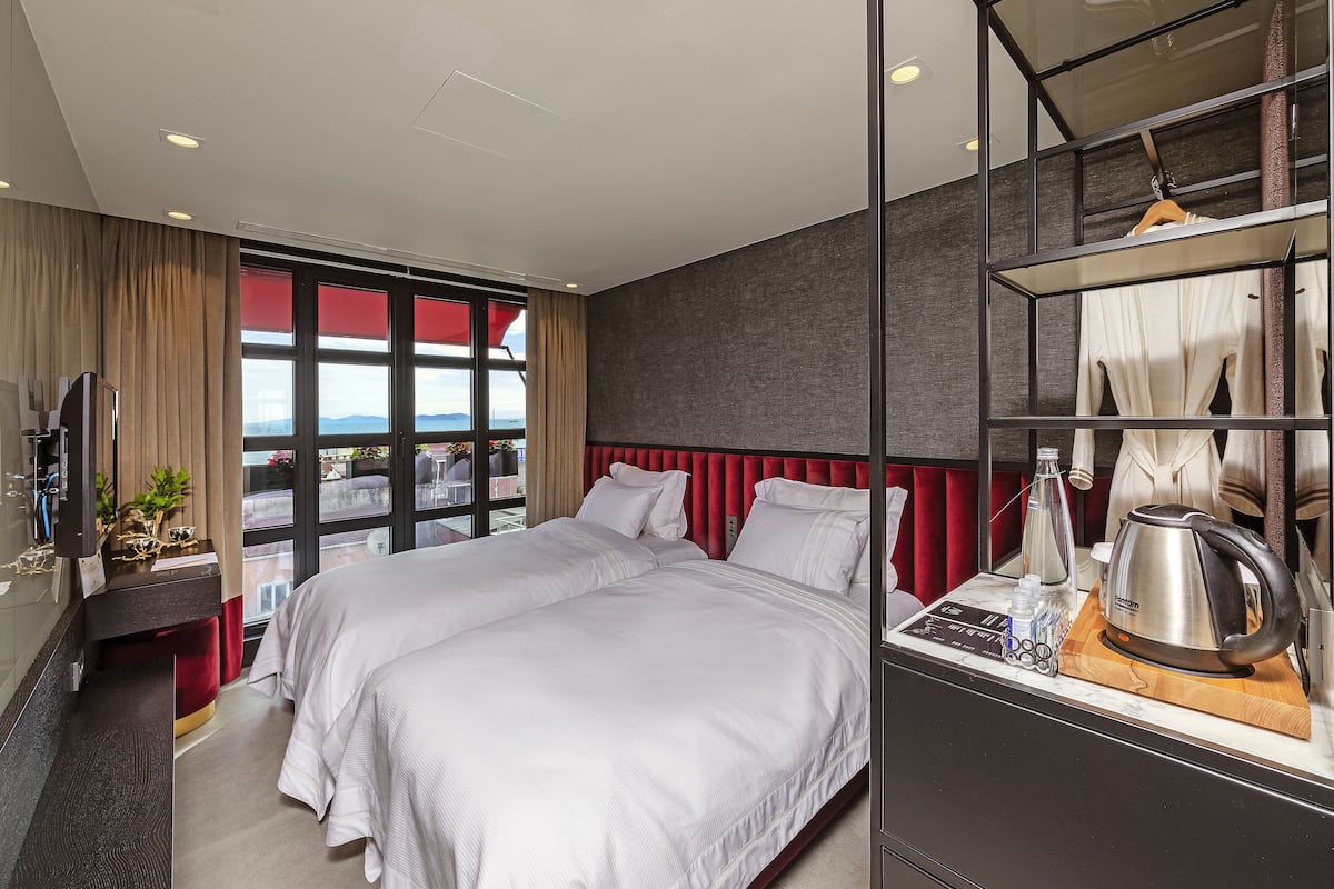 Sea View Deluxe Double | Ropa de cama hipoalergénica, edredón, camas Select Comfort y minibar
