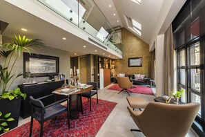 Presidential Loft Suite | 저자극성 침구, 오리/거위털 이불, 셀렉트 컴포트 침대, 미니바