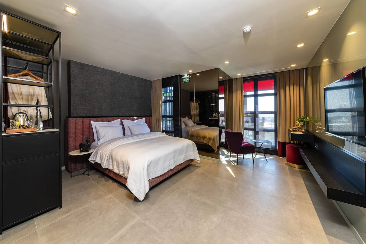 Sea View Executive Family Suite | Hypo-allergenic bedding available, down comforters, Select Comfort beds
