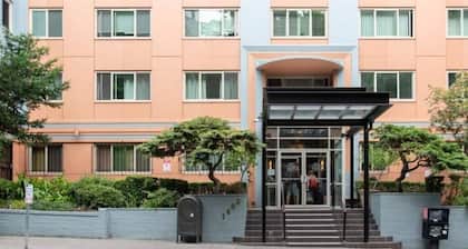 Colorful downtown condo, 2 bedrooms, king bed