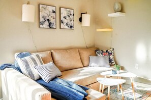 TV - Colorful downtown condo, 2 bedrooms, king bed (Seattle)