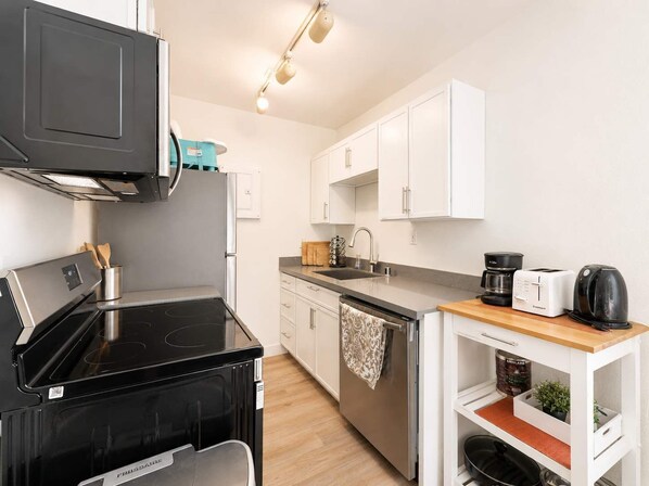 Coffee/tea maker, fridge, microwave, oven