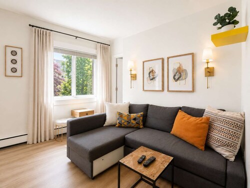 Colorful downtown condo, 2 bedrooms, king bed