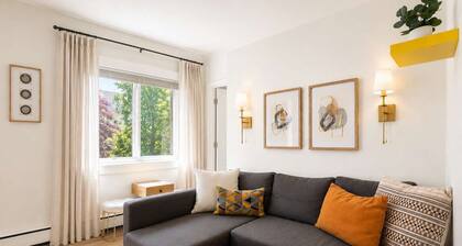 Colorful downtown condo, 2 bedrooms, king bed