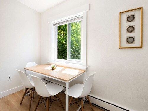 Colorful downtown condo, 2 bedrooms, king bed