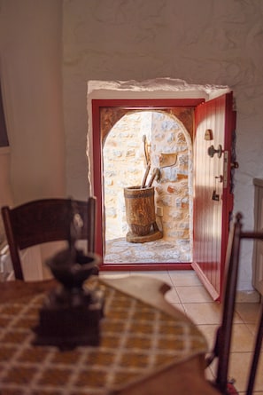 Casa tradicional | Camas con pillow-top y caja de seguridad en la habitación