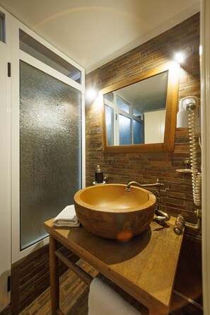 Maison royale | Salle de bain | Douche, séchoir à cheveux, peignoirs, pantoufles