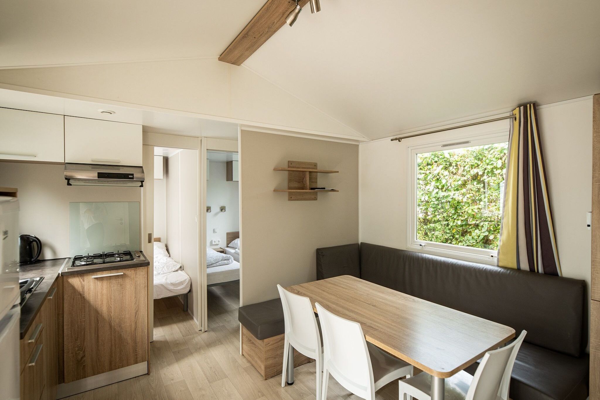 Réfrigérateur, micro-ondes, plaque de cuisson, cafetière/bouilloire