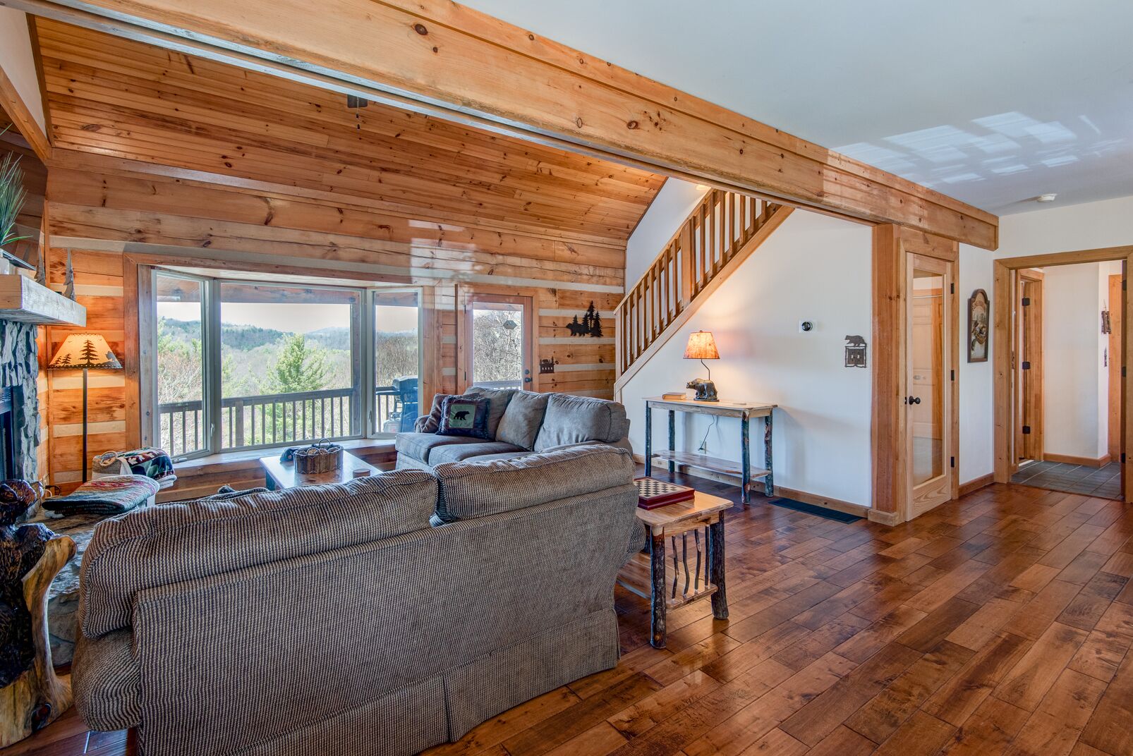 Cozy Bear Cabin - quiet neighborhood, gentle walk to the New River, great mountain views!