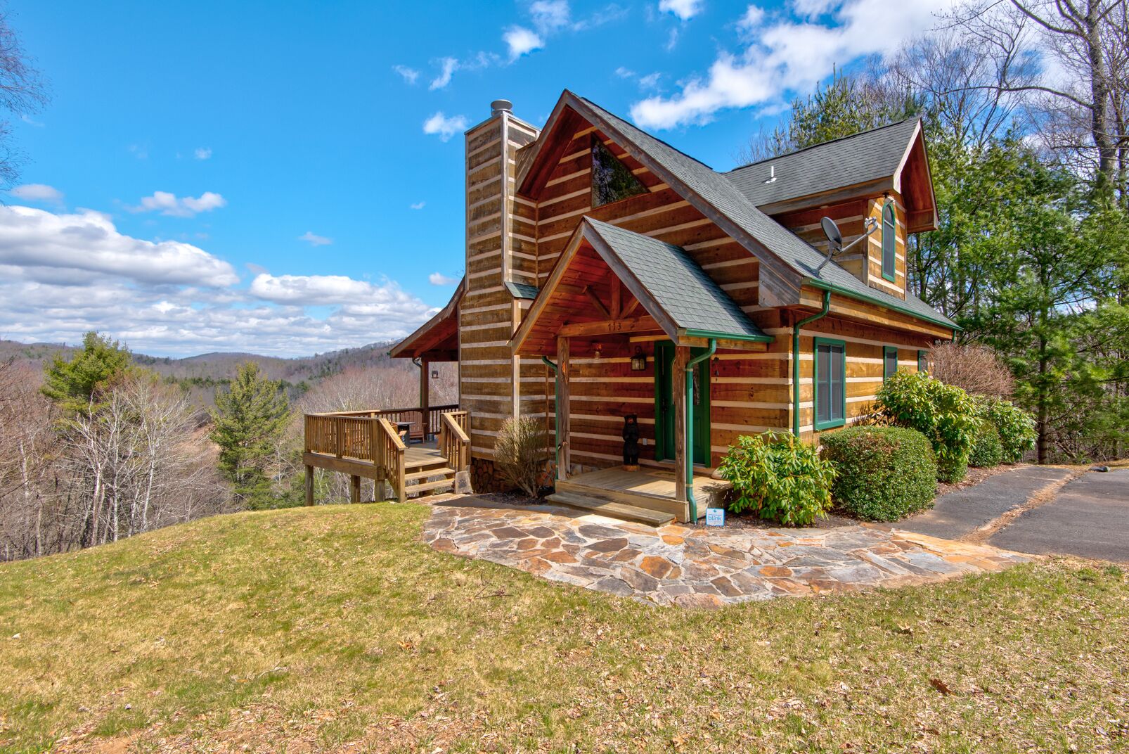 Cozy Bear Cabin - quiet neighborhood, gentle walk to the New River, great mountain views!