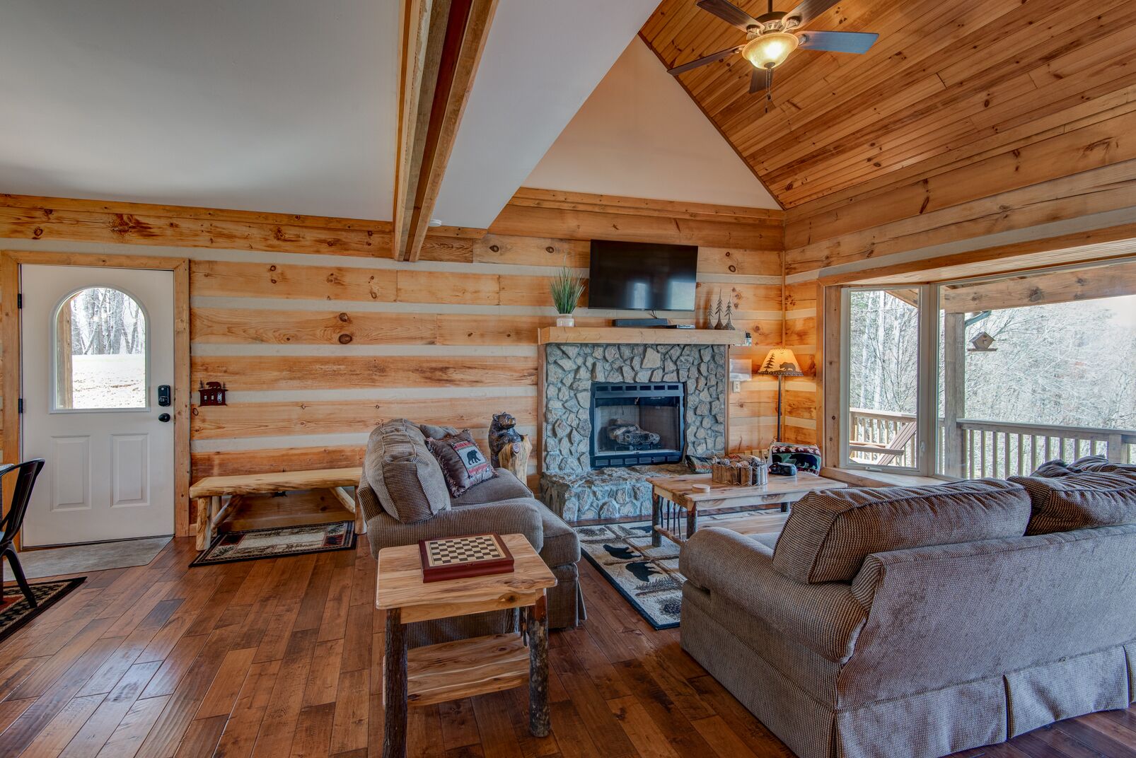 Cozy Bear Cabin - quiet neighborhood, gentle walk to the New River, great mountain views!