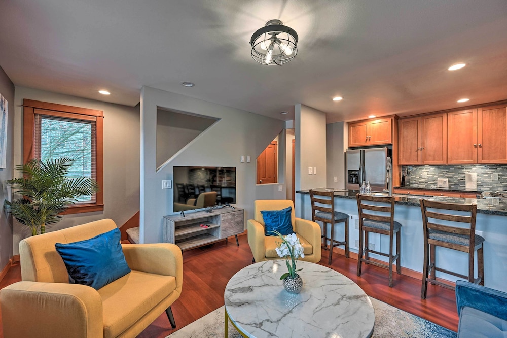 Stylish Townhome ~ 6 Miles to Downtown Seattle!