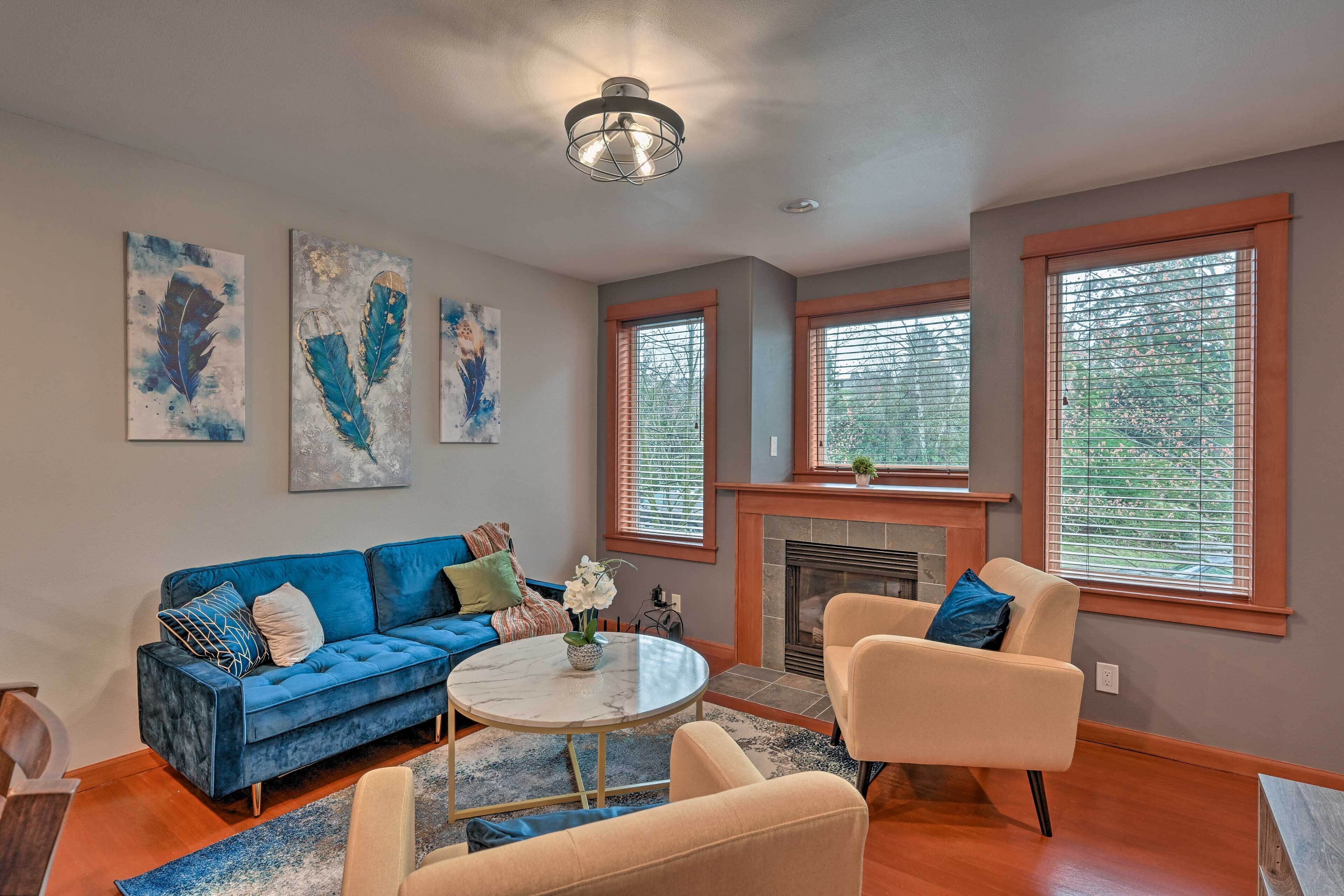 Stylish Townhome ~ 6 Miles to Downtown Seattle!