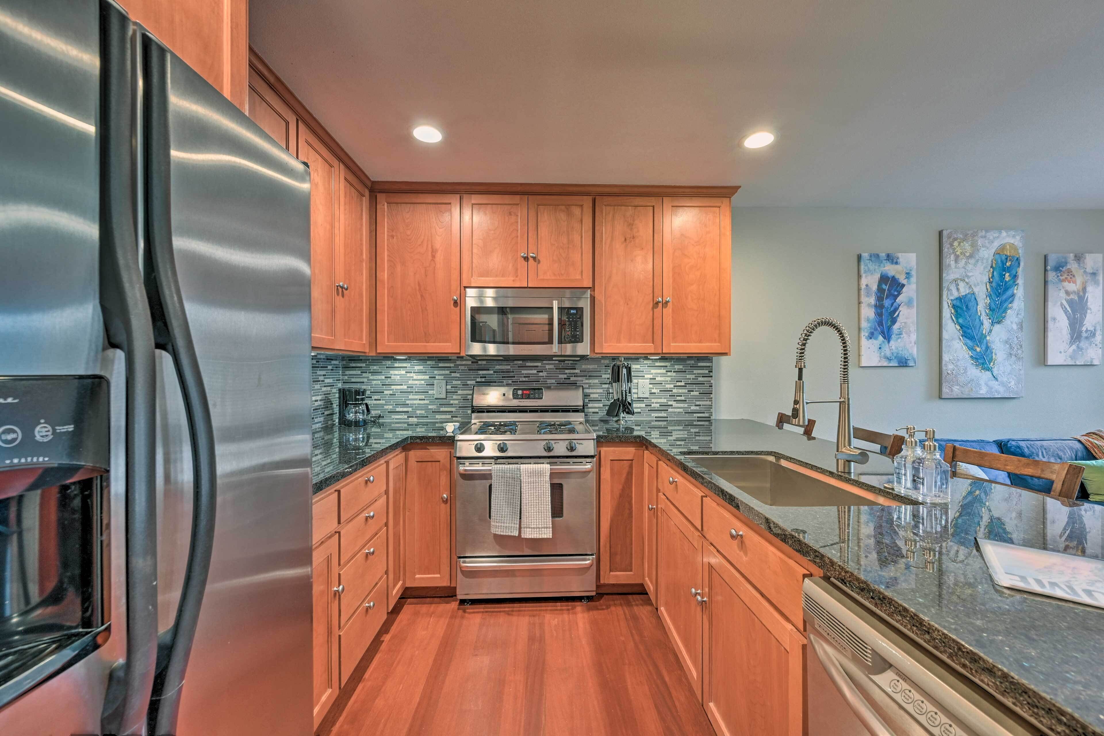 Stylish Townhome ~ 6 Miles to Downtown Seattle!