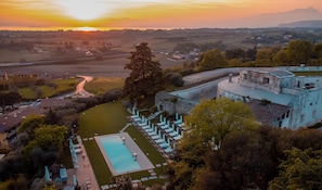 A large historical building with a swimming pool and lounge area. - Forte Benedek Wine Relais & SPA - Adults Only (Pastrengo)