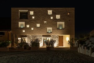 Fachada de la propiedad por la tarde o noche