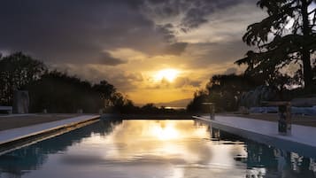 Udendørs pool, åben fra kl. 09.00 til kl. 19.30, liggestole