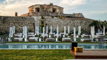 Piscina all'aperto, con ingresso dalle 09:00 alle 19:30, lettini