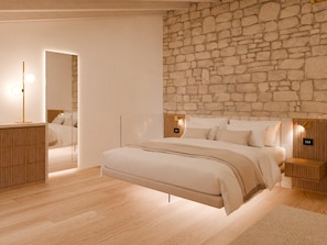 Luxury Suite | Premium bedding, down duvets, memory-foam beds, minibar
