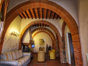 TV, fireplace