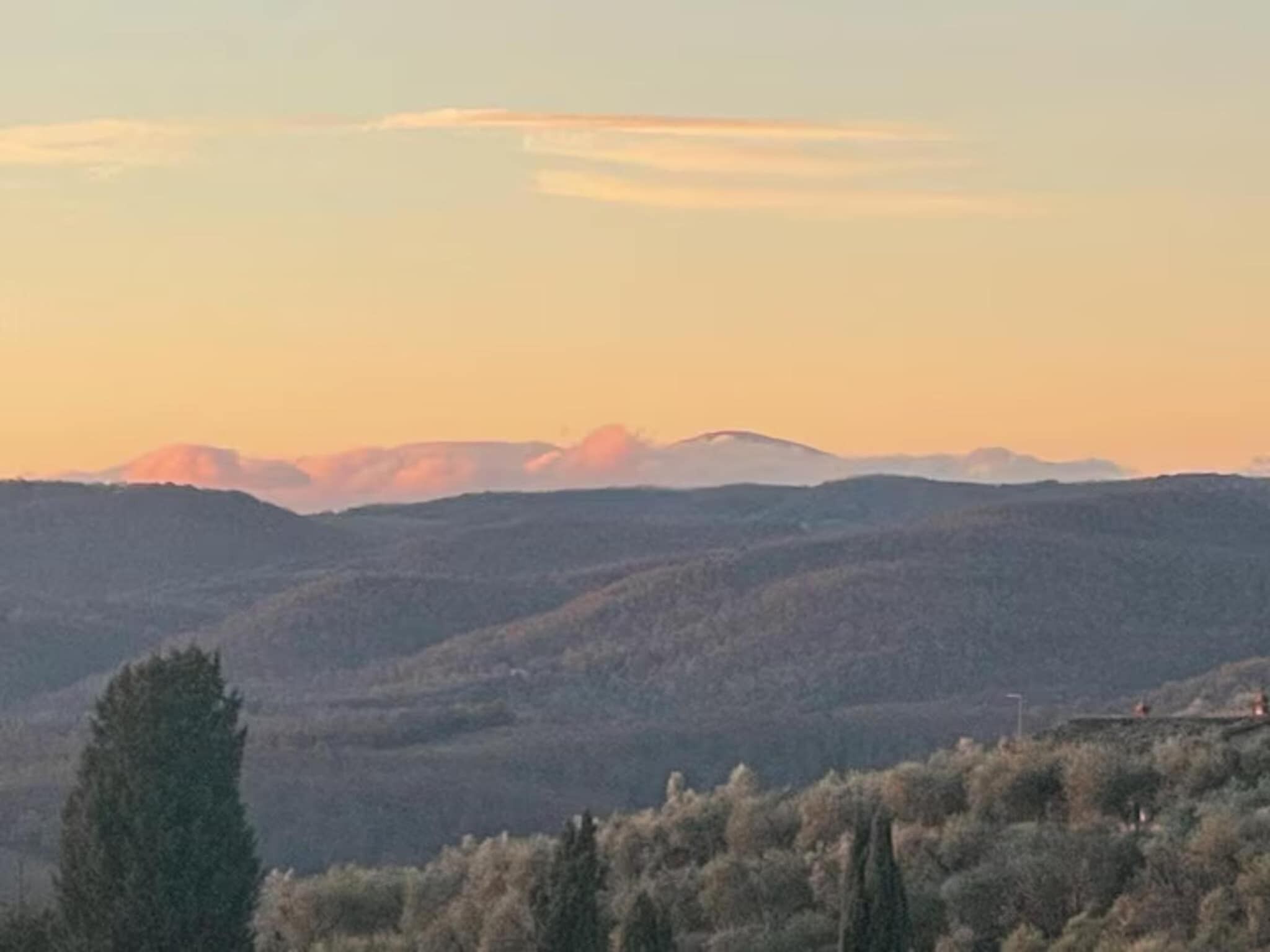 Eine Berglandschaft mit blauem Himmel.