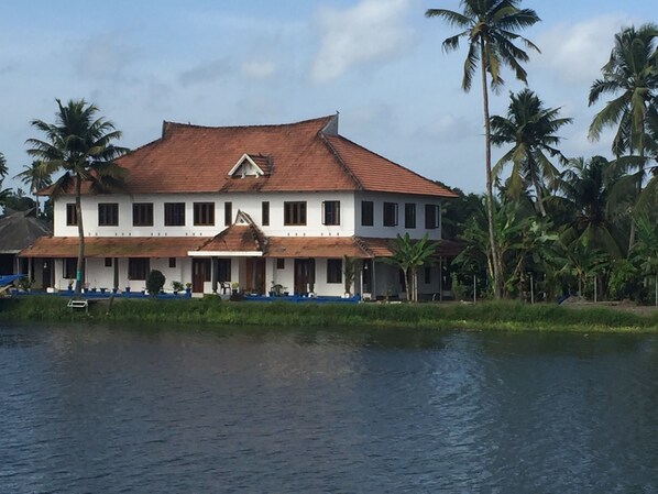 Exterior - Romantic stay along the Kerala Backwaters (Alappuzha)